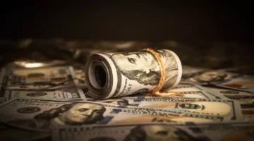 توقعات حول مصير العملة بعد استقرار سعر الدولار في اليمن عند 1573 ريالًا